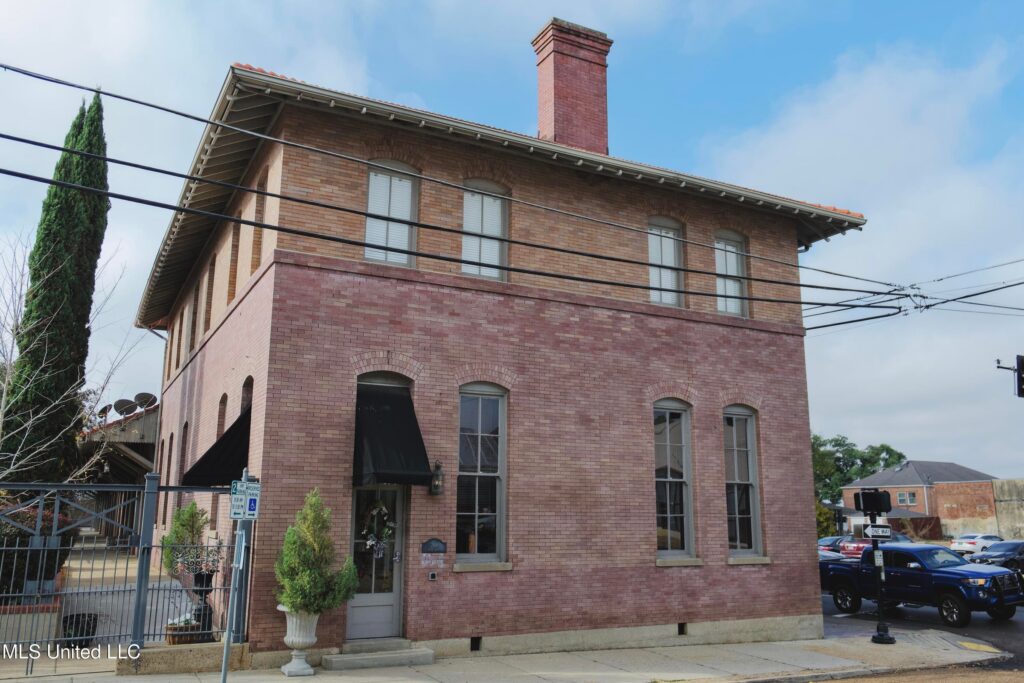 Welcome to the historic Natchez Canal Street Station Depot! A beautifully maintained 1 bd/1.5 bth