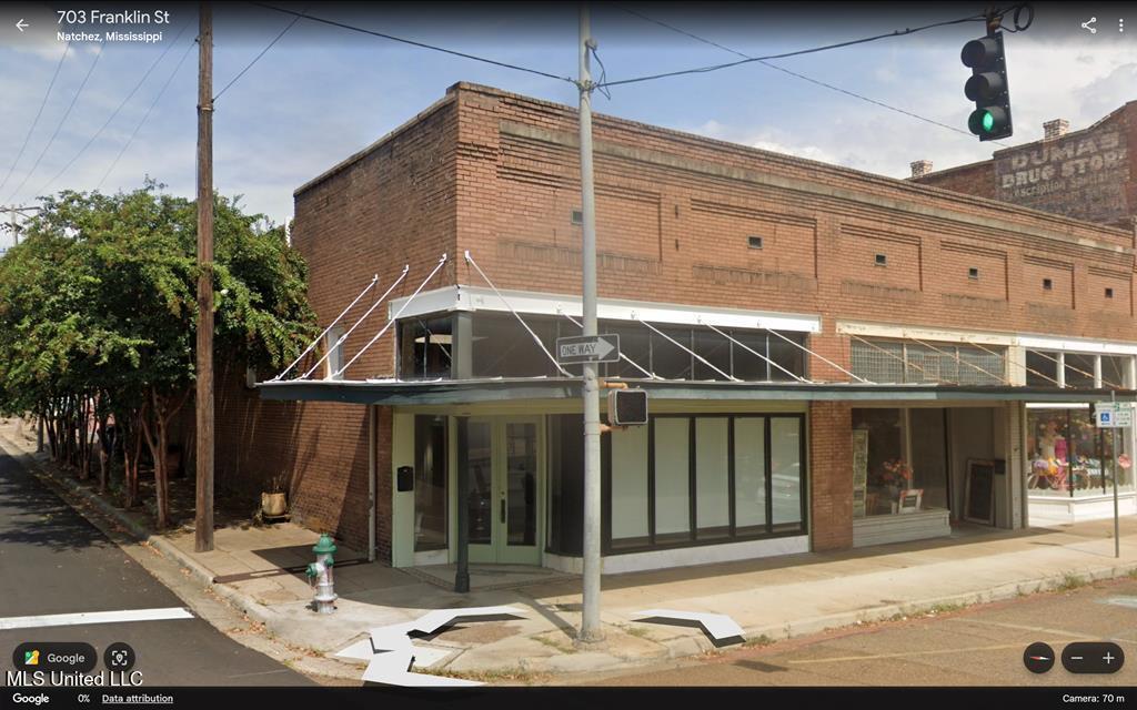 Commercial/Mixed-Use. Property in Prime Downtown Location with a 1 bd/1.5 bth apartment!